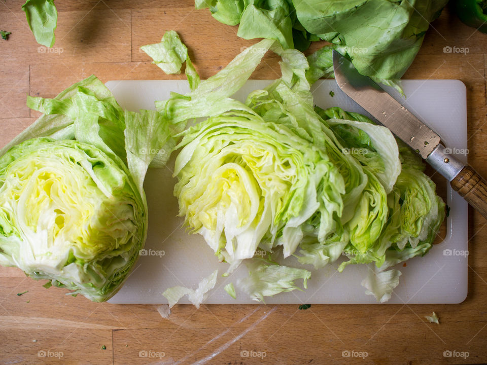 Iceberg lettuce preparation 