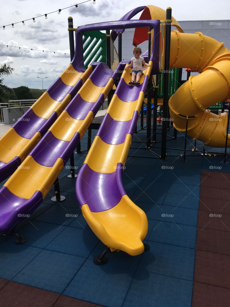 A toboggan (or slide) is always an exciting toy for kids! / Um tobogã (ou escorregador) sempre é um brinquedo apaixonante para as crianças!