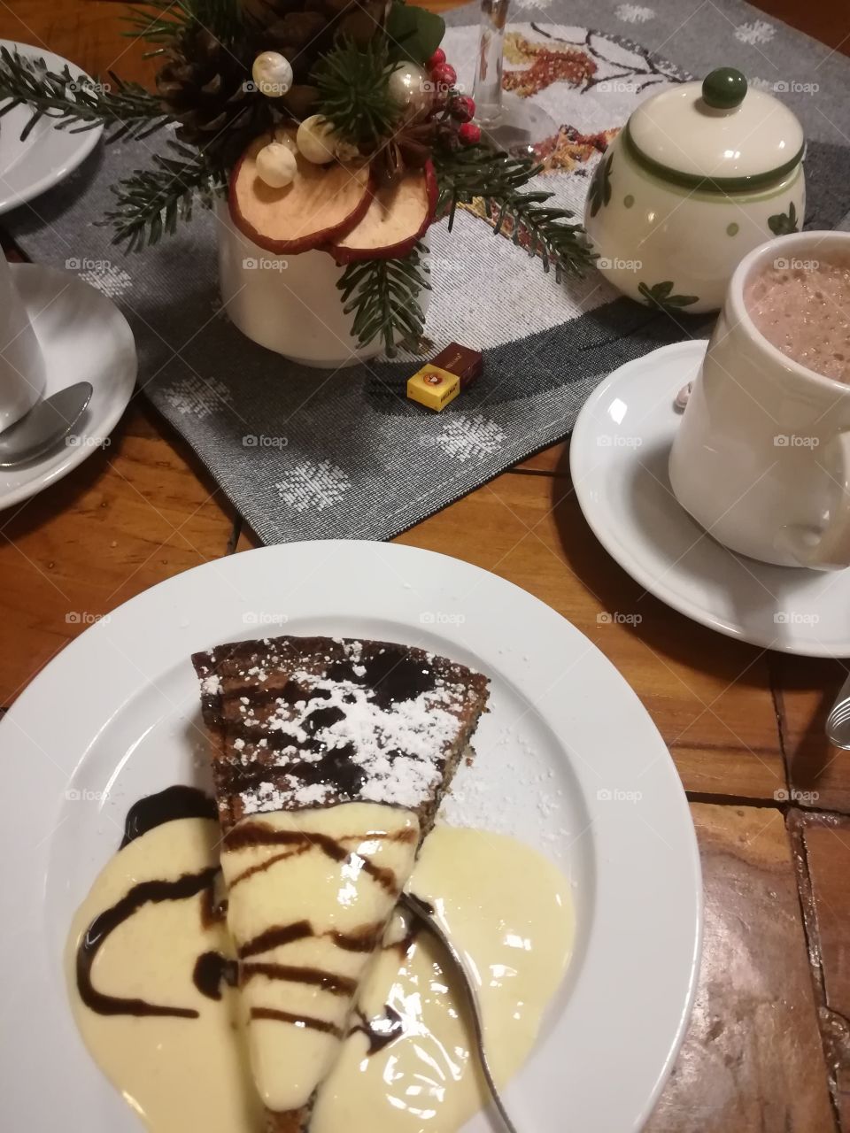 Torte Mohn Vanillinsoße Kakao Restaurant