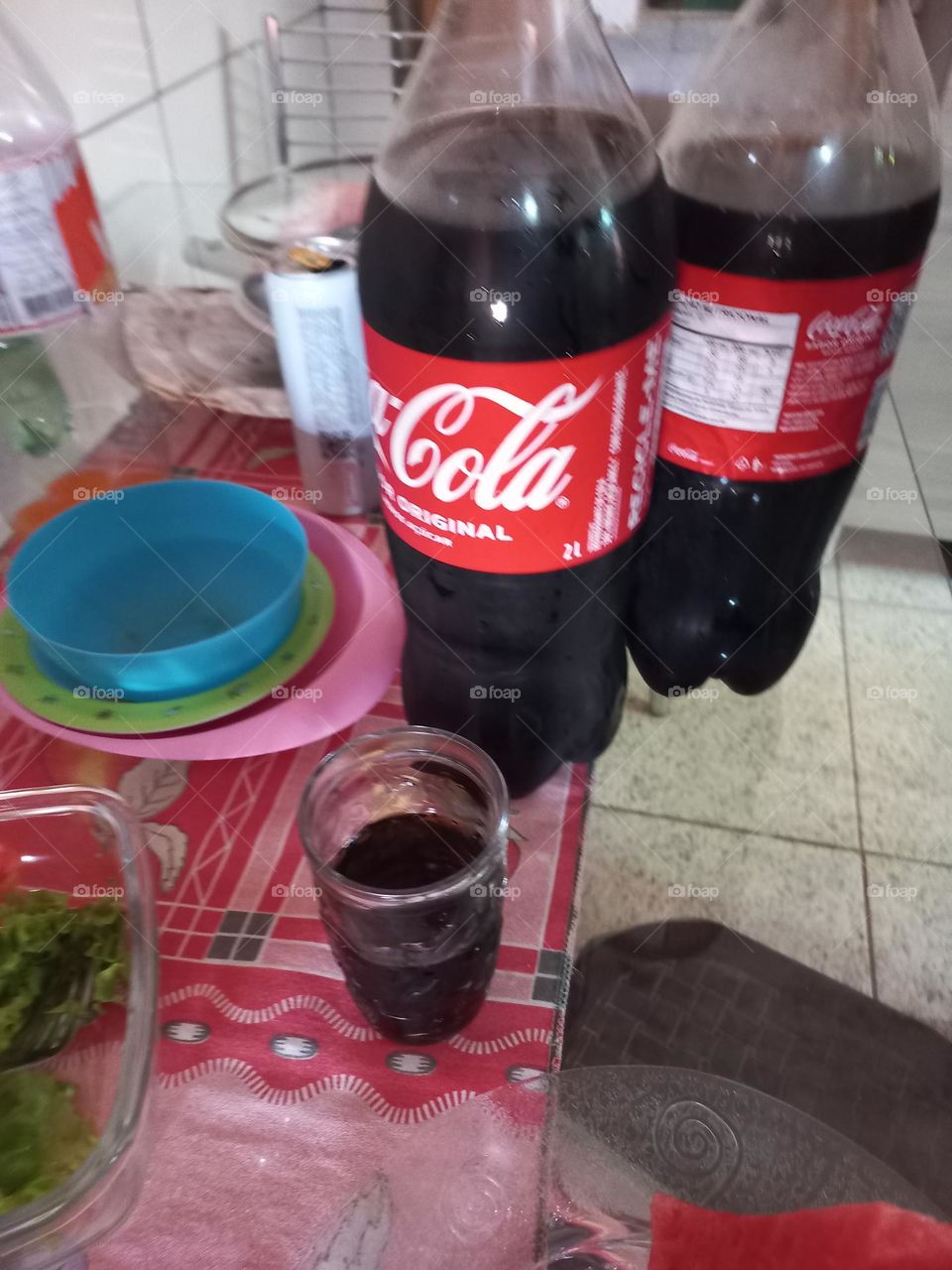 Coca-cola, o refrigerante  refrescante, que não  pode faltar no almoço familiar, nas  reuniões  com amigos ou trabalho, no lanche da tarde, aniversário,  casamento  ou comemorações.  Coca-cola, deliciosa e refrescante!