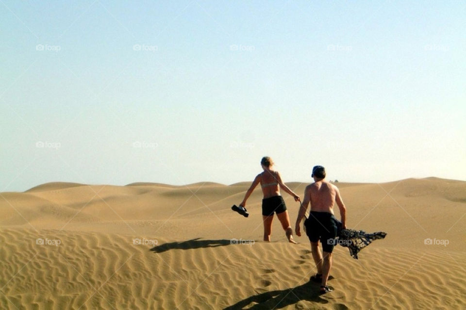 people hot sand desert by Balloo