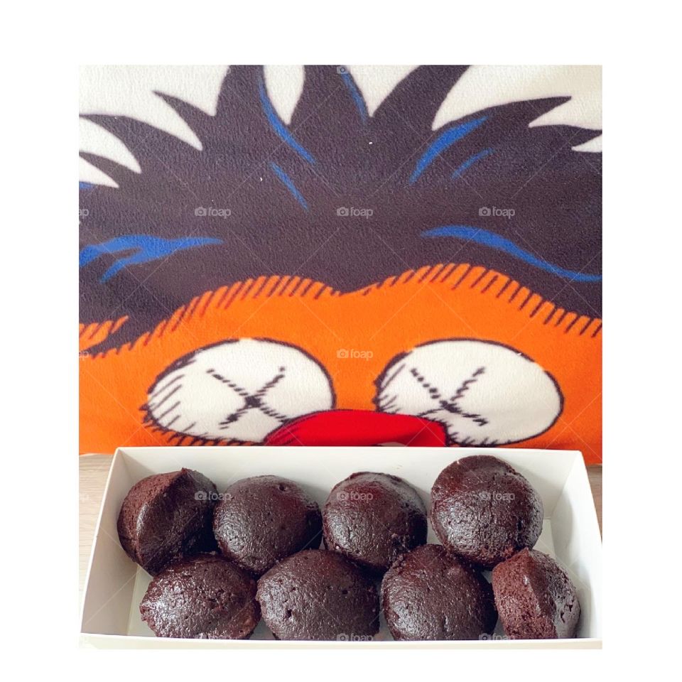 Mini chocolate ball cakes to cuddle with some cushions on road trip