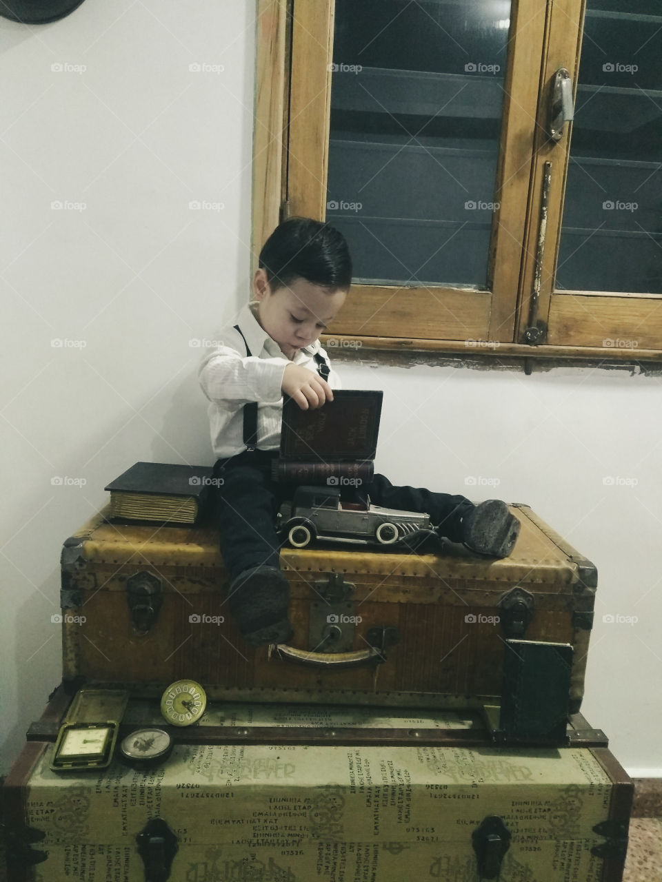 jugando sobre baúles viejos