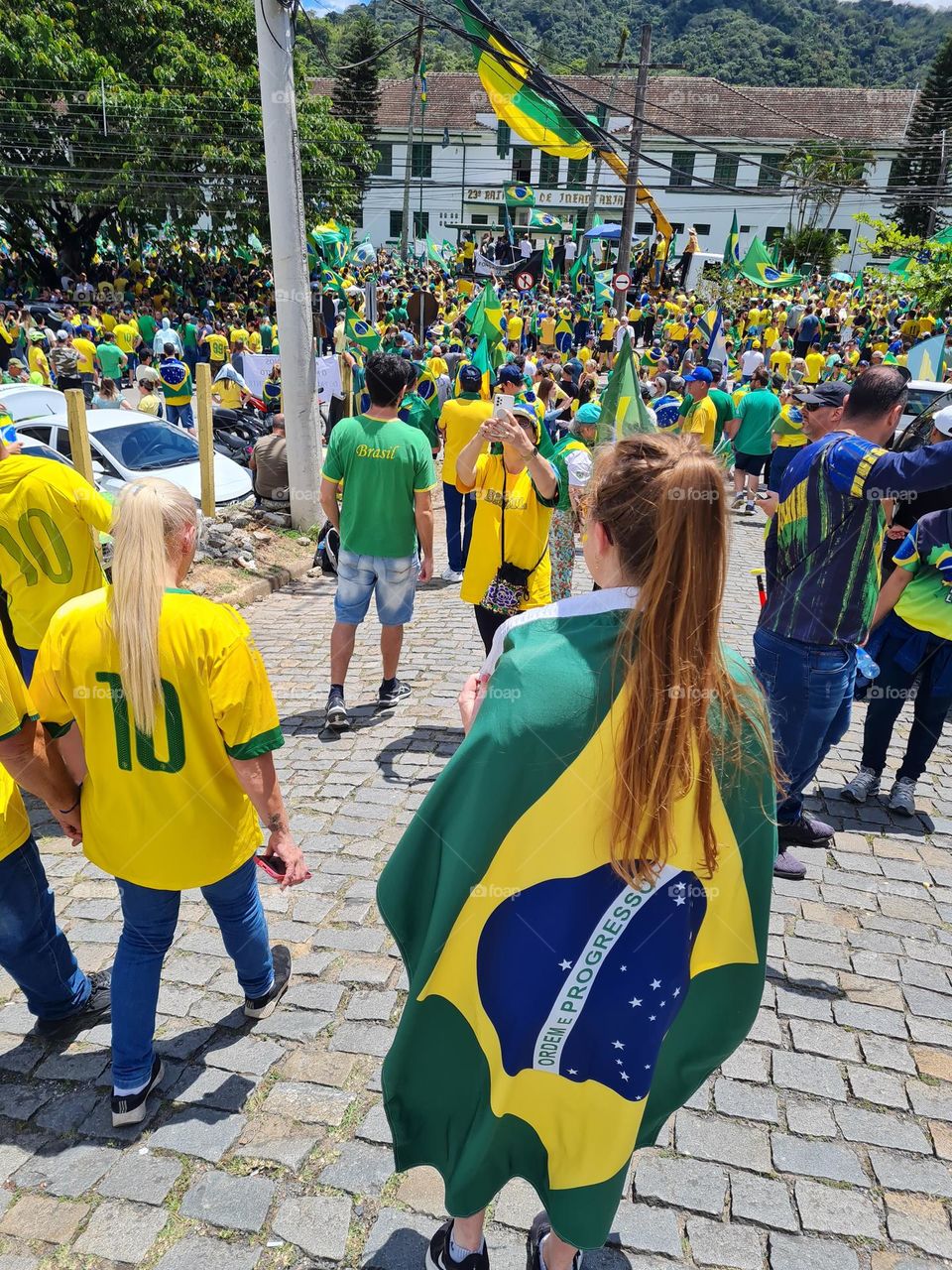 green and yellow crowd