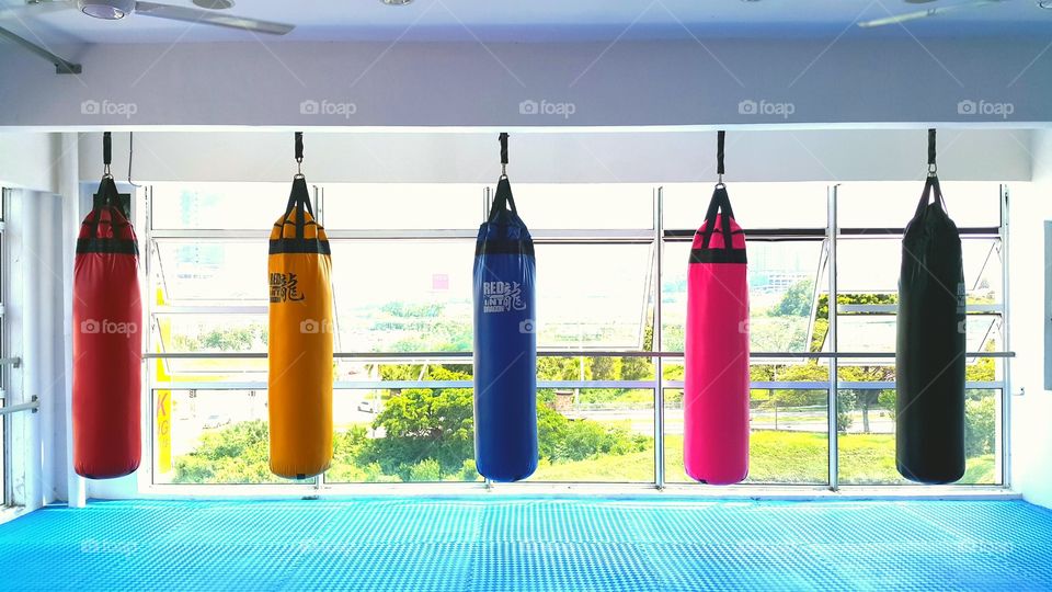 Arrangement of boxing bag