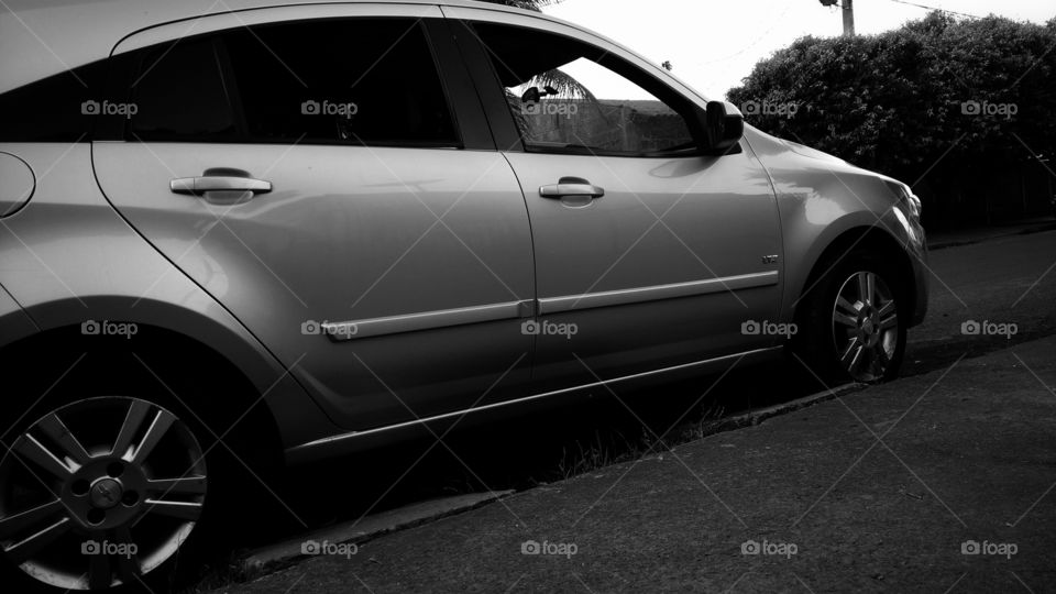 Carro prata em imagem preto e branco.