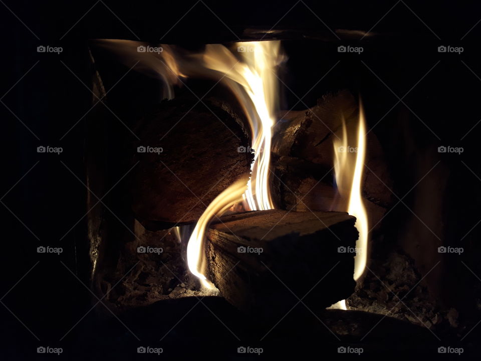 madeira lenha em chamas pegando fogo no fogão a lenha rural laleira retrô