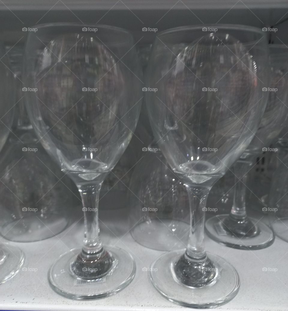 Taças de cristal ou taças de vidro. O cristal é imã mistura de minerais, que inclui chumbo. Essa combinação, confere brilho, transparência e leveza. O vidro é feito principalmente de sílica, soda e cal é mais pesado e grosso