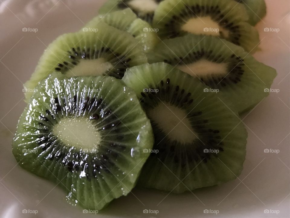 Shiny kiwi slices