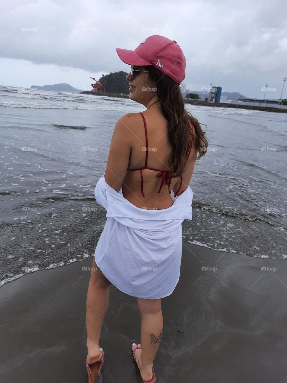 woman with bonnet admiring the beach