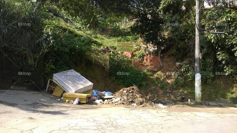 Lixeira no morro Santa Maria