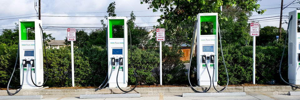 Electric vehicle charging station