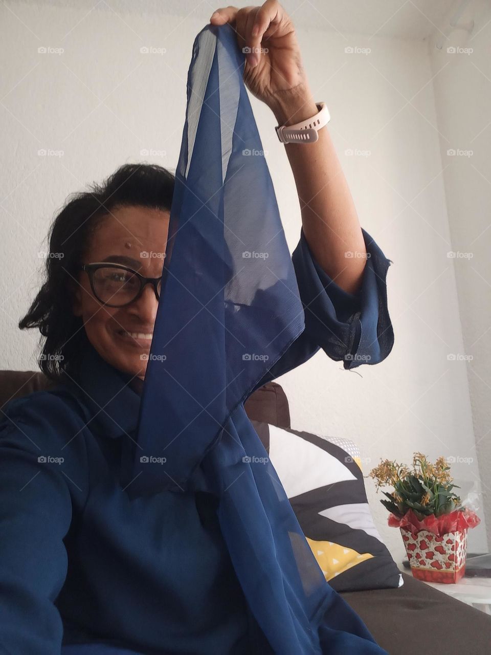 Senhora alegre e feliz! A dança permite, que a pessoa tenha noção corporal  e, saiba como se relacionar com o espaço. Desenvolvendo coordenação  motora, equilíbrio  e flexibilidade