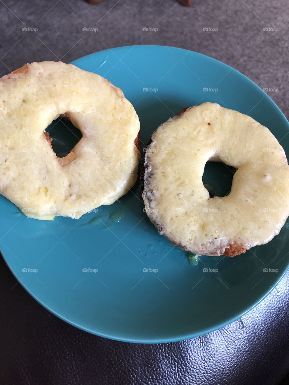 Toasted sour bread bagels with melted cheese on top 😋