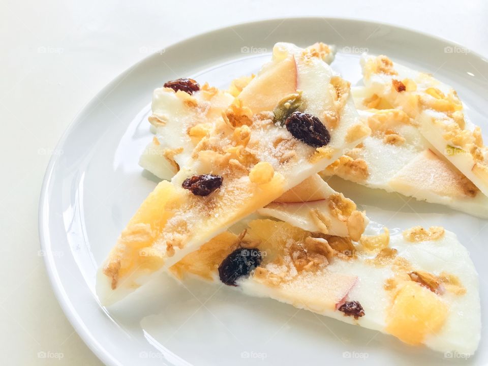 Reimagining cereal : Healthy frozen cereal yogurt bark with Kellogg's Mueslix.
(Ingredients : Kellogg's Mueslix, yogurt, orange and apple)
