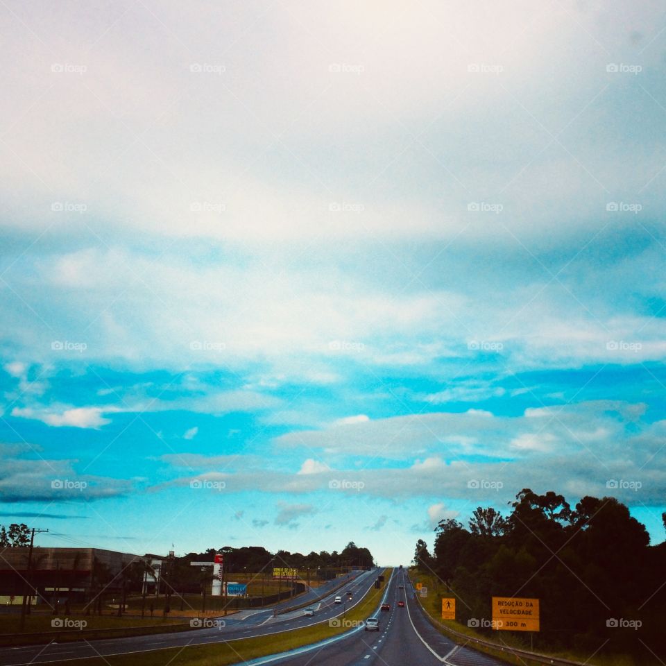 🗾Um #céu azul totalmente inspirador!
Como não contemplar? 
🙌🏻
#natureza #paisagem #fotografia #mobgrafia #inspirador #sky #landscapes