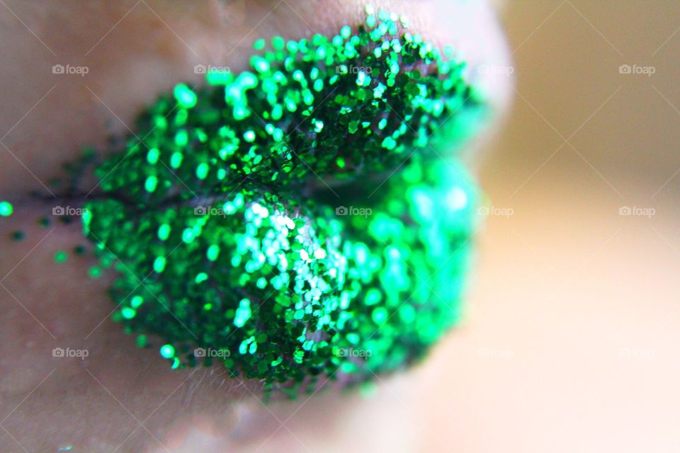 Green glitter kiss