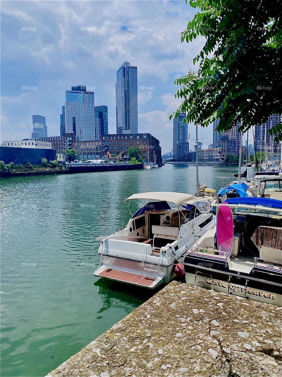 „Newtown Creek“ by the „Pulaski Bridge“ in LIC, Queens, is centrally located and offers views of several NYC boroughs all at once: Bklyn, Queens and behind it in the far distance Manhattan. 2023. Hypnotic Productions