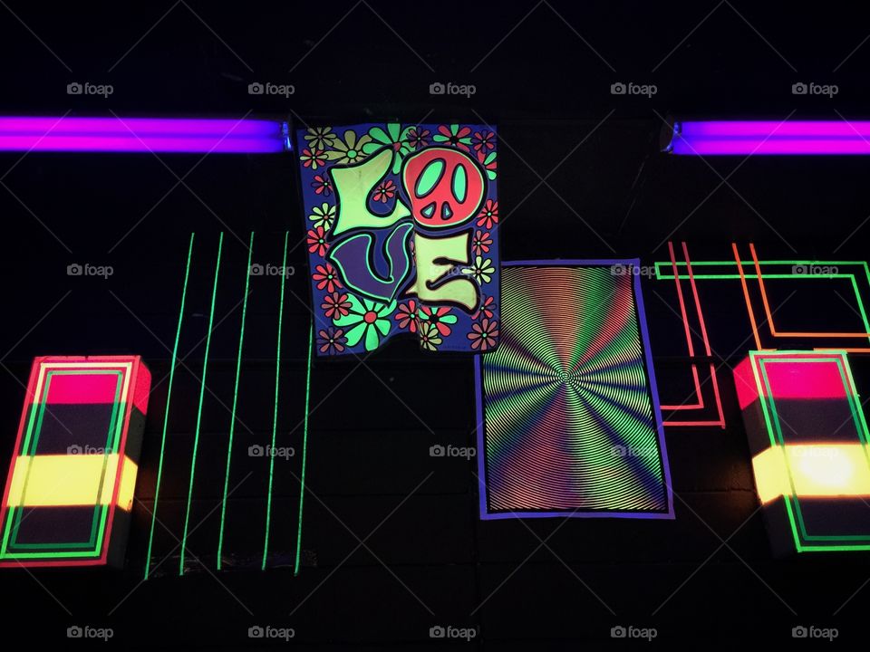 Roller skating black light Tripp'in 