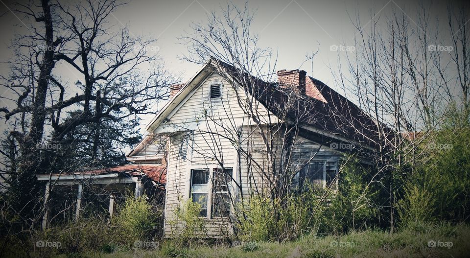 old abandoned home on Georgia dirt road