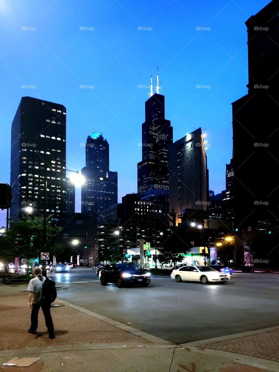 Street scene in Chicago with the Willis Tower a backdrop to traffic.