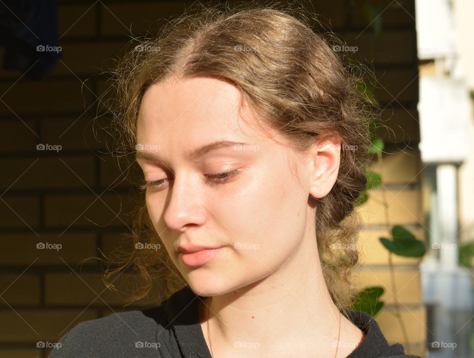 girl beautiful portrait close up in sunlight