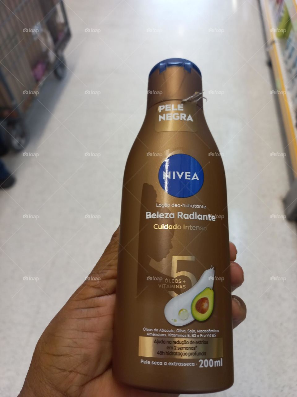 A pele negra tem mais melanina e, por isso é mais escura. Mesmo com mais resistência  à exposição  solar a pele negra,   necessita  de cuidados especiais  com produtos adequados para uma boa hidratação e proteção