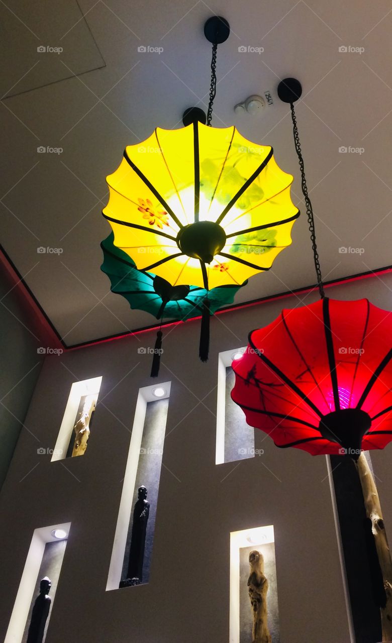 „BE A LIGHT IN THIS WORLD„                                                                         Bunte Lampen - Lichter - gelb - grün - rot - Lights - modern - Design 🖤