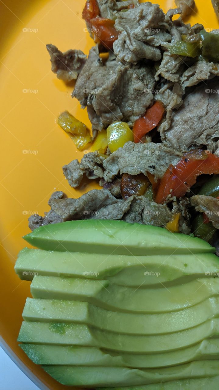 beef with peppers and fresh avocado
