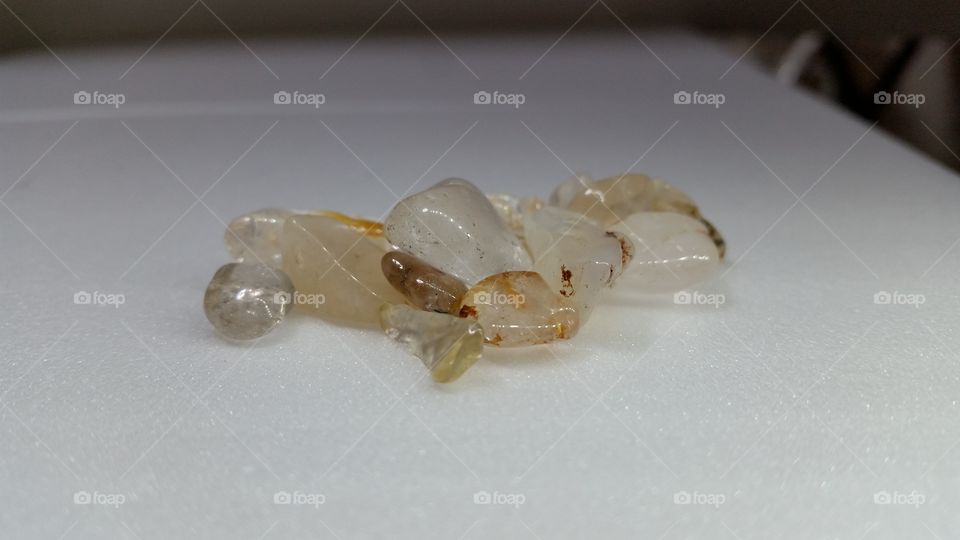 Various uncut stones