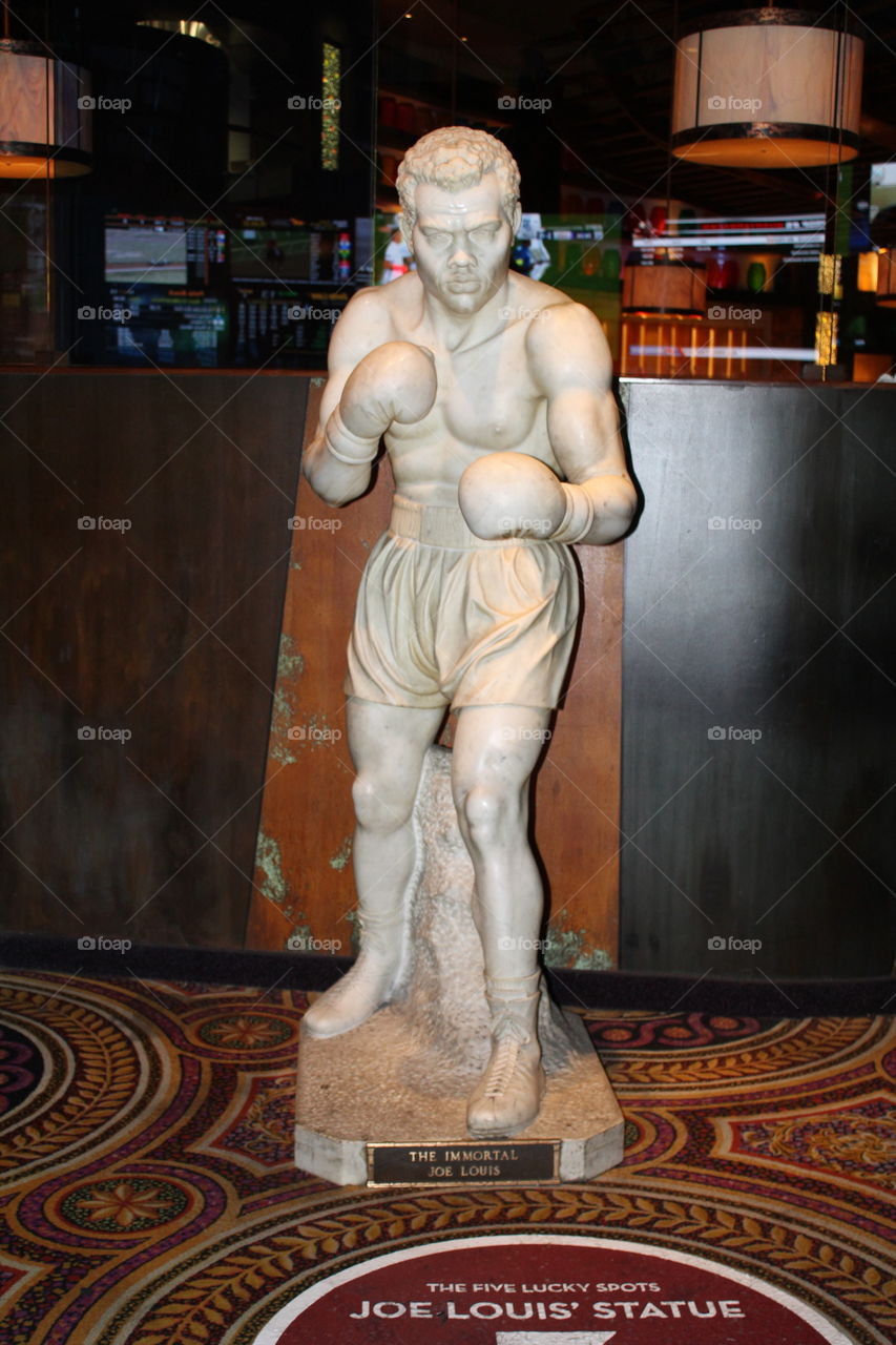 statue