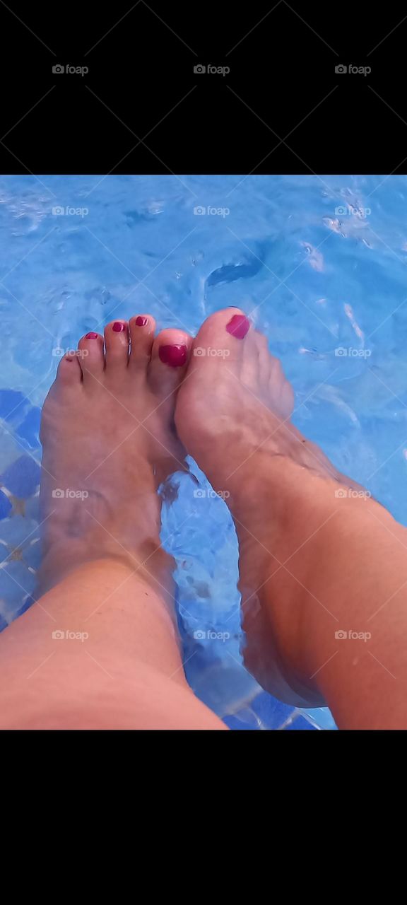 pies en piscina