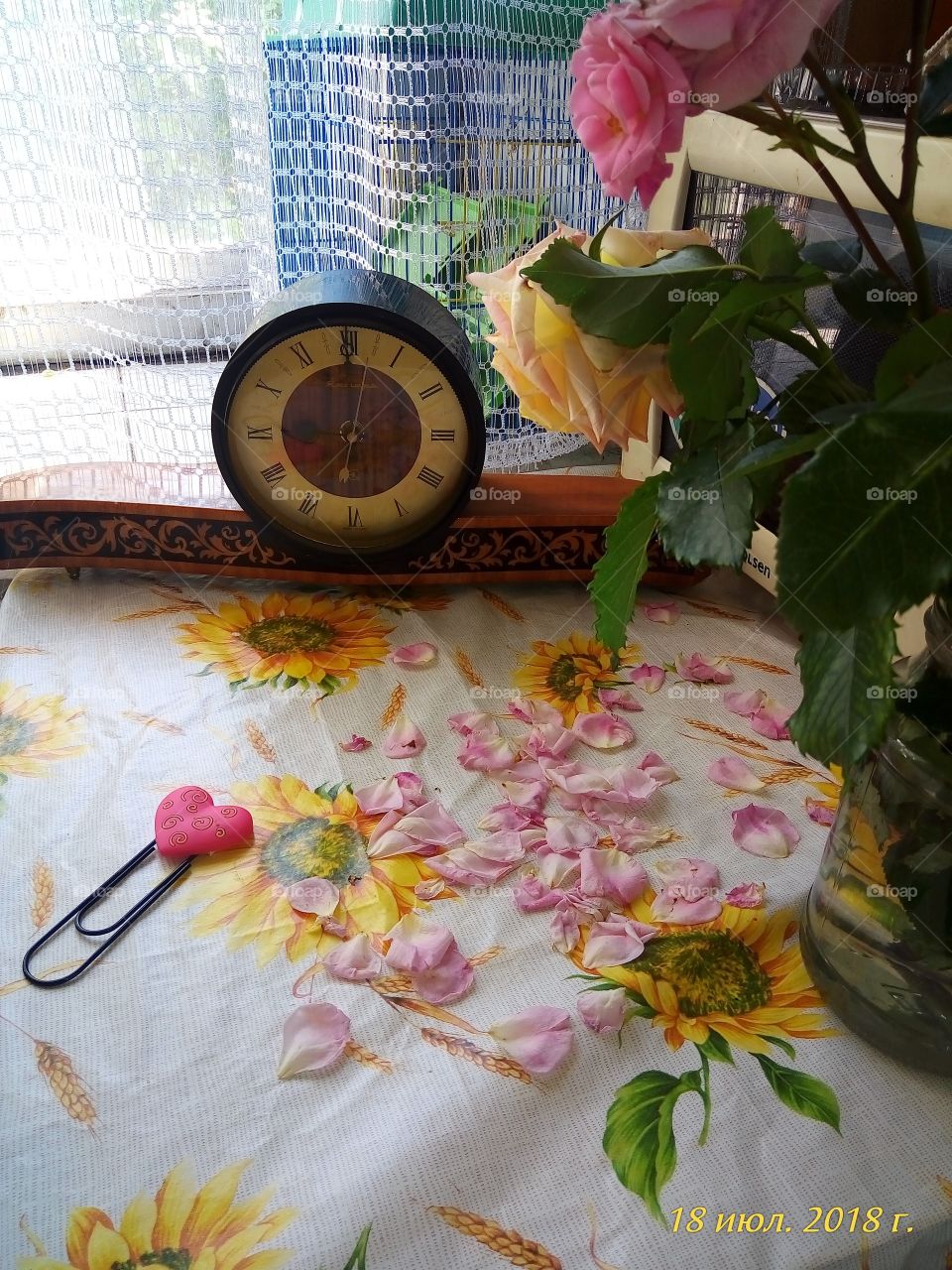 розовые.время любить.часы.лепестки.сердце.скрепка.