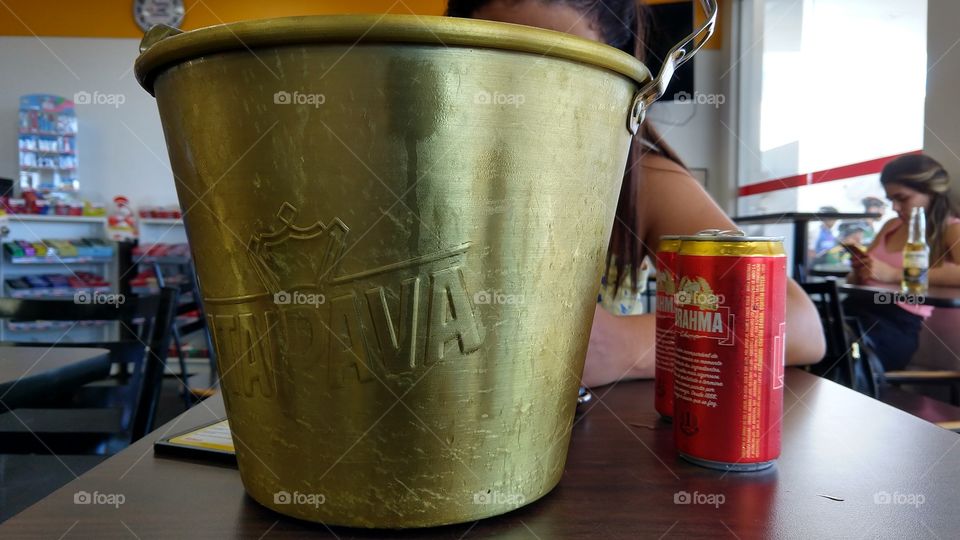 Balde de gelo e cervejas. Bar, bebidas geladas...