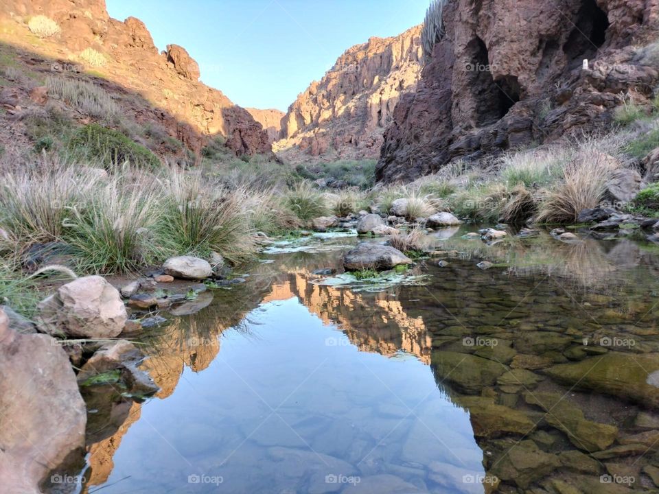 reflejo en el agua de las montañas de barranco hondo al sur de g.c