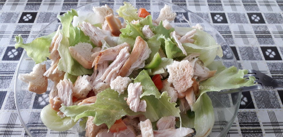 salada de frango com torradas