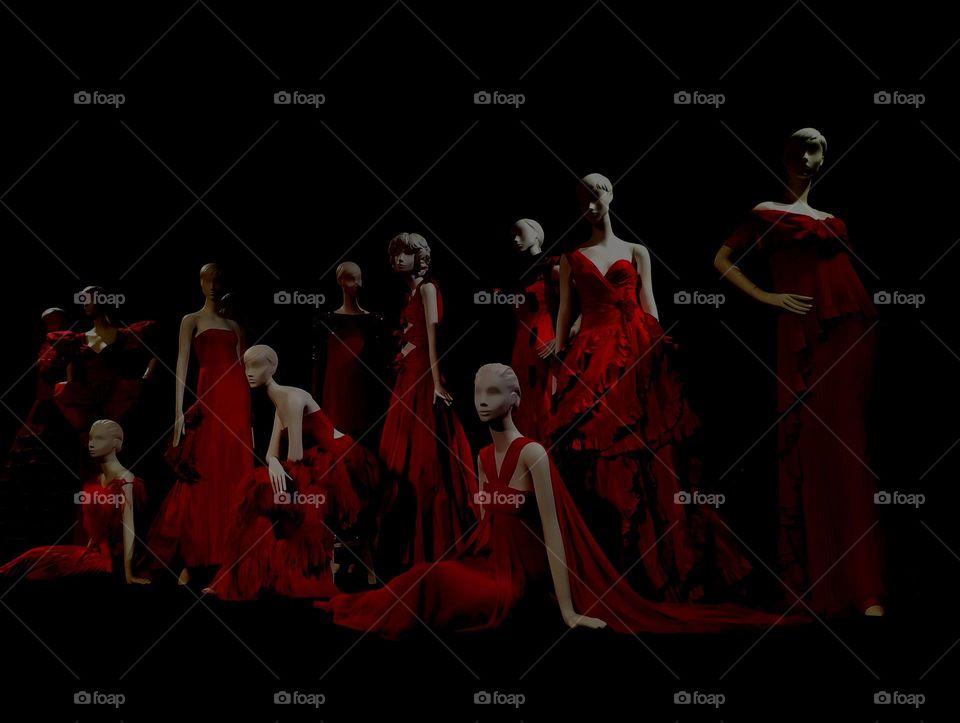 Mostra di Valentino, red models