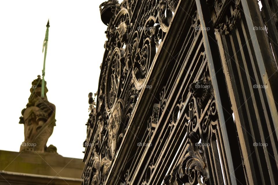 Gate to holyrood palace in edinburgh