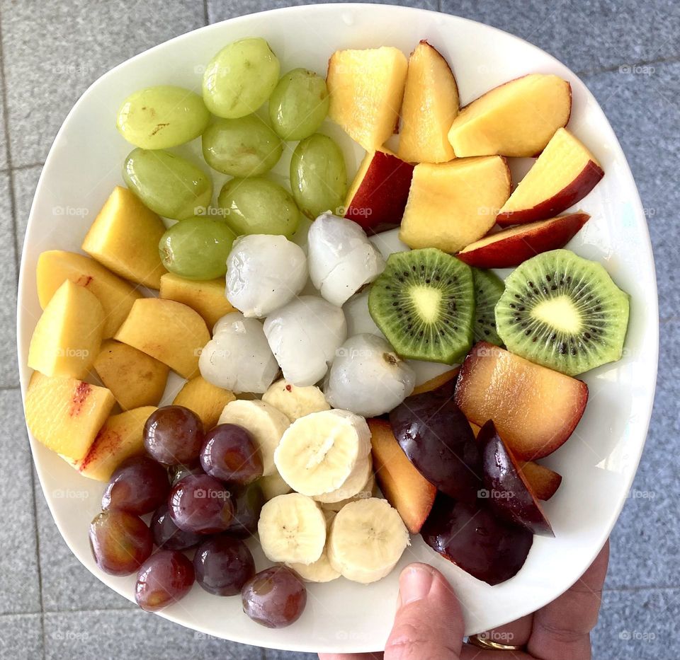 🇺🇸 Delicious fruits of the day: thompson grape, niagara grape, nectarine, peach, kiwi, lychee, banana, plum and… affection! / 🇧🇷 Frutas gostosas do dia: uva thompson, uva niágara, nectarina, pêssego, kiwi, lichia, banana, ameixa e… carinho!