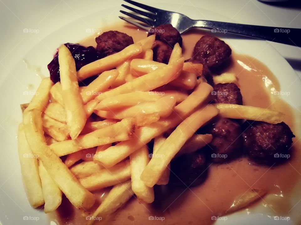 Meatballs and chips