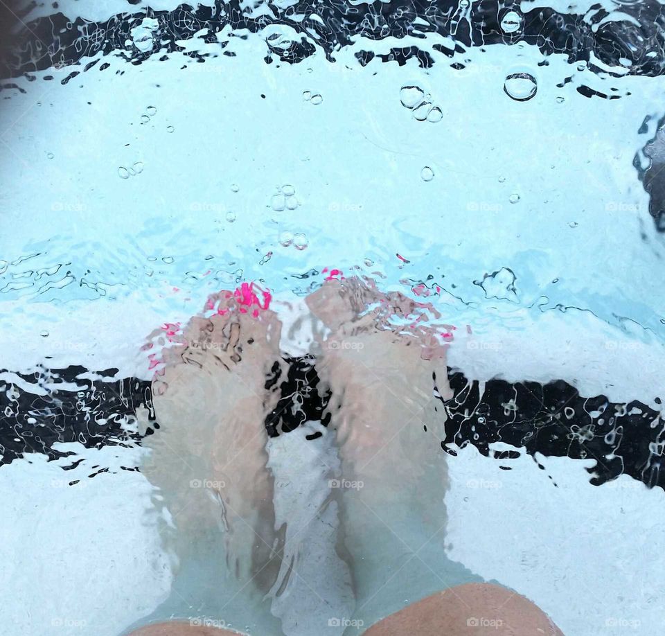 Summer, Feet in pool
