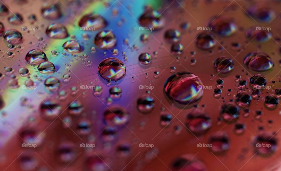 drops close-up macro red background light reflection textured