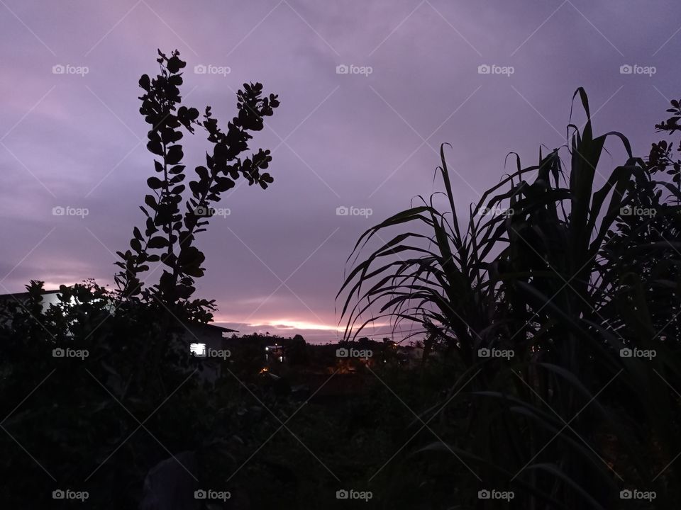 Pôr do sol após um dia de chuva
