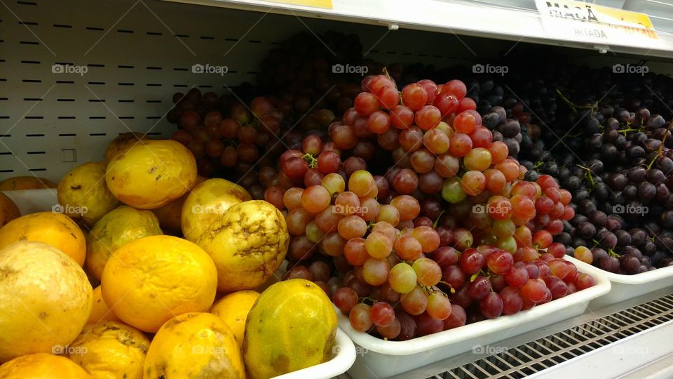 Maracujás e uvas, claras e escuras.
