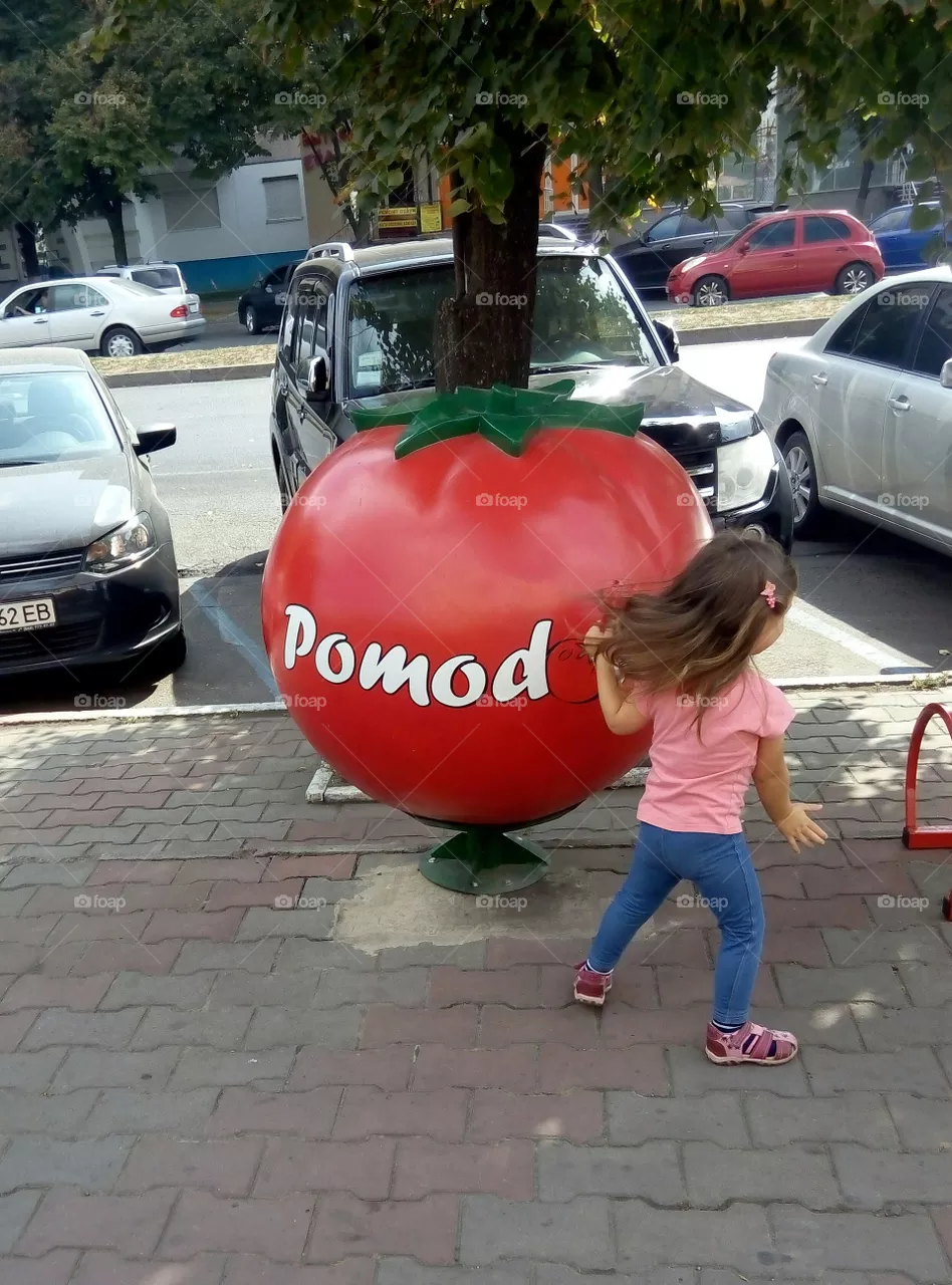 Девочка с помидором
