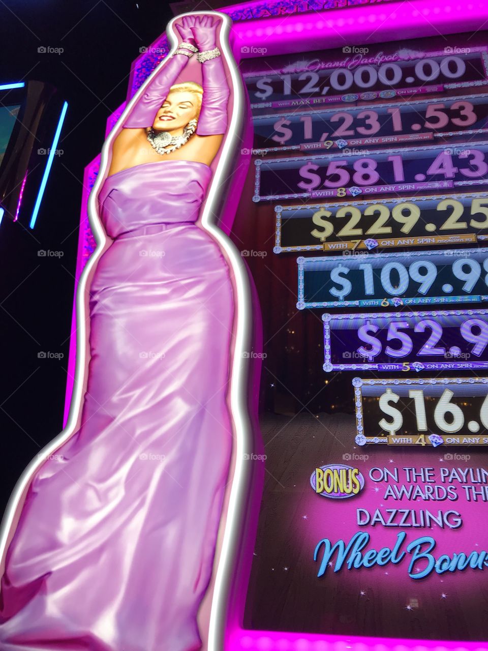 Marilyn Monroe pink casino slot game 
