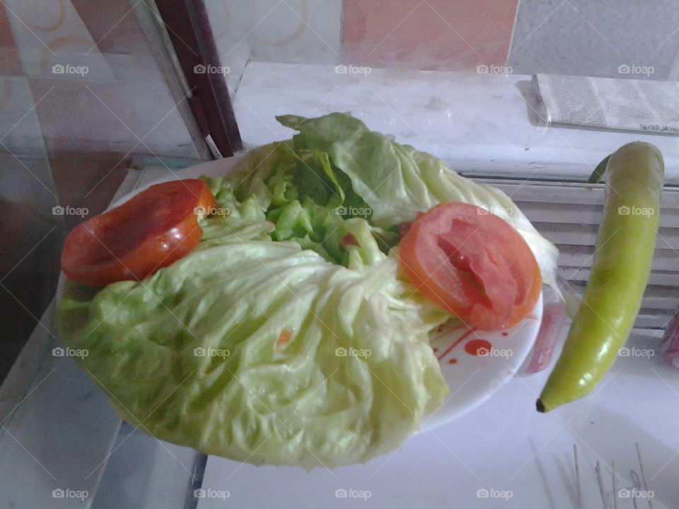 Salad, sliced tomates and pepper