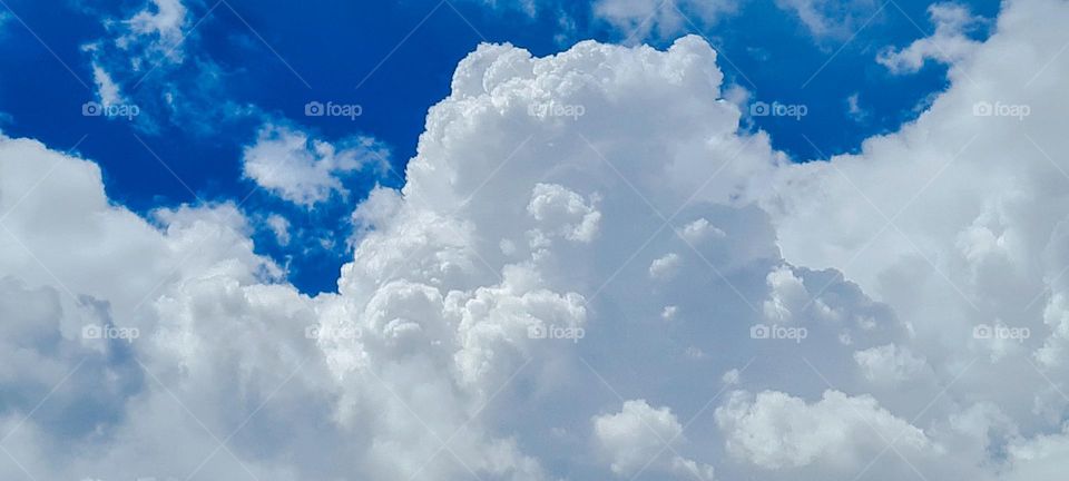 Wonders of Nature: Beautiful Cloud Formation in the blue sky.
Maravilhas da Natureza: Linda Formação de Nuvens no céu azul.