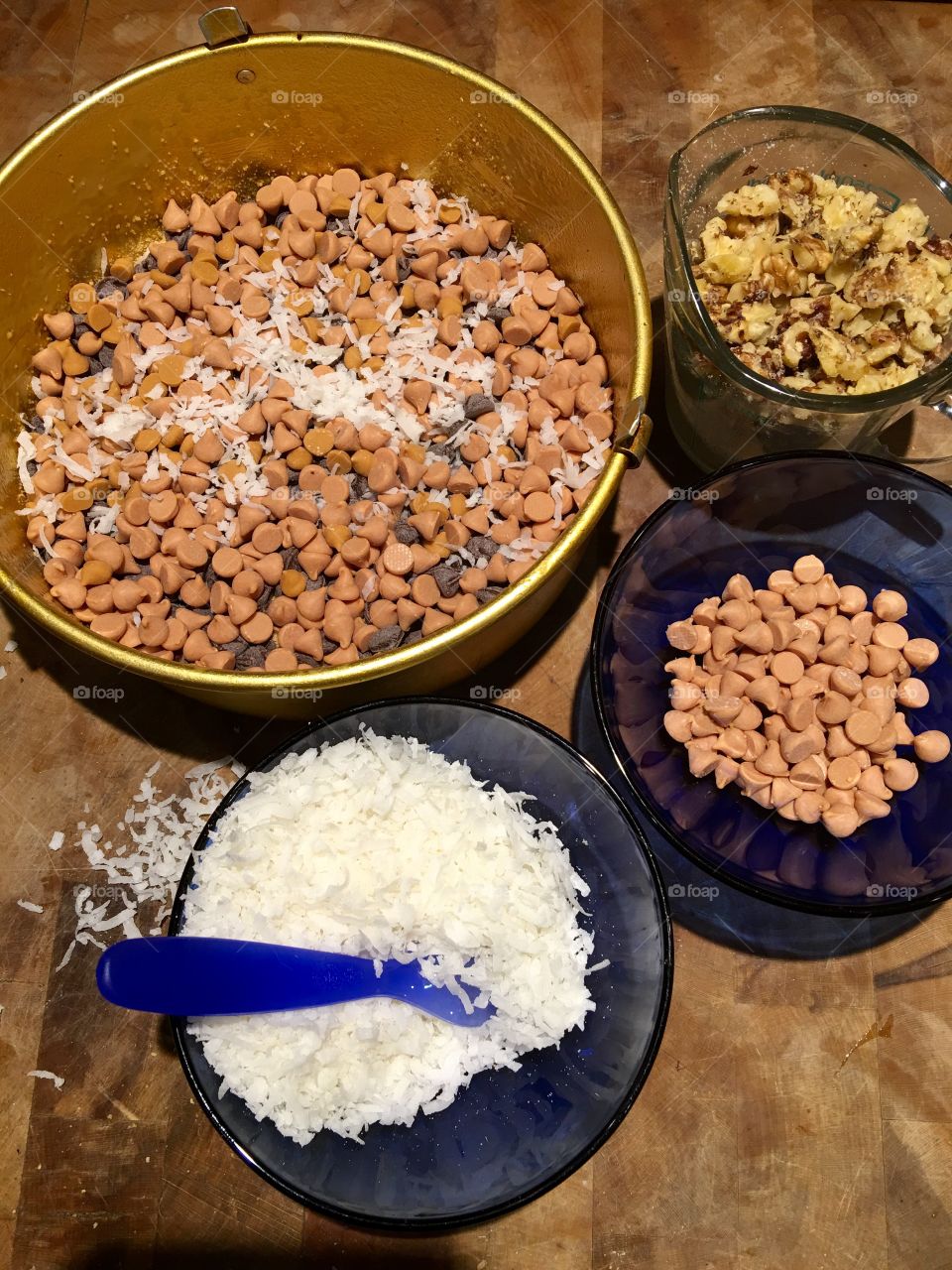 Homemade Candy For Valentine's Day

Every year I make my family homemade candy. Everyone's mouth is watering as they expect it each year💖✨