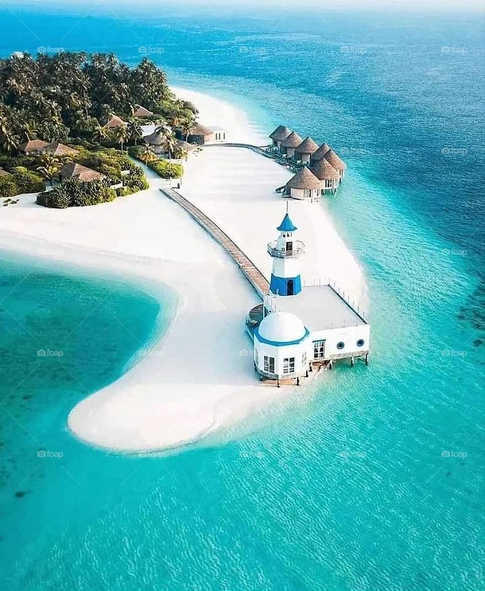 A very beautiful coastal picture on the beach, and the sweetness of the calm water in it is more than wonderful